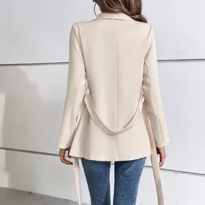 Vista posterior de una chaqueta blazer crema entallada de manga larga con cinturón