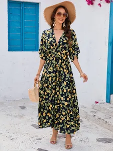 Eleganter Sommerlook mit gestuftem Maxikleid im Zitronen-Print, Fledermausärmeln und V-Ausschnitt