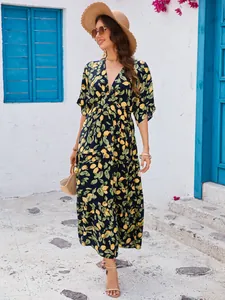 Detailansicht eines Damen-Maxikleides mit Zitronenmuster und V-Ausschnitt in mediterranem Flair