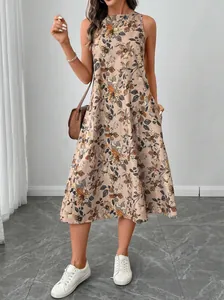 Chic sleeveless floral print midi dress with pockets in a vintage earth-tone style