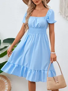 Elegante abito azzurro a trapezio con graziosi volant e maniche a sbuffo per donne.