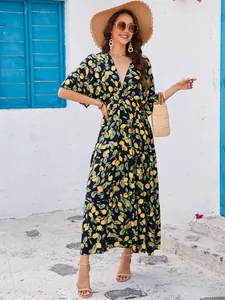 Sommerliches Maxikleid mit Zitronenmuster, tiefem V-Ausschnitt und Fledermausärmeln im Urlaub.