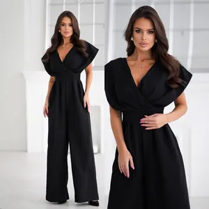 Elegante mono negro con cuello en V, pernera ancha y hombros con volantes modernos