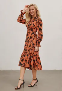Elegantes orangefarbenes Midi-Kleid mit Blumenmuster, V-Ausschnitt und gerüschten Details