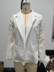 Detailansicht der weißen Lochstickerei-Jacke mit eleganten floralen Durchbruchmustern