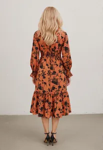 Rückansicht eines eleganten orangefarbenen Midi-Kleides mit Blumenmuster und Smok-Taille