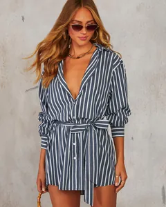 Elegante abito a camicia a righe blu e bianche con maniche lunghe e laccio in vita