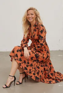 Elegantes orangefarbenes Maxikleid mit Blumenmuster, V-Ausschnitt und gesmokter Taille