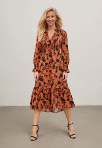 Vollansicht eines floralen orangebraunen Midikleids mit geraffter Taille und V-Ausschnitt