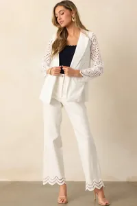 Detailansicht des weißen Damen-Hohlsaum-Blazers mit passender Hose und Lochmuster.