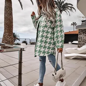 Giacca in lana pied de poule verde indossata da una modella in un contesto esterno