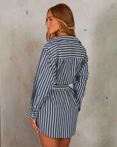 Elegante vista posteriore di un abito a camicia a righe blu e bianche con cintura annodata.