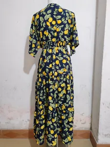 Detaillierte Rückansicht eines dunkelblauen Stufenmaxikleids mit gelbem Zitronenprint.