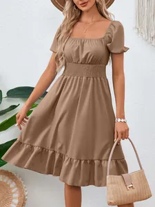 Elegante abito a trapezio kaki con scollo quadrato e maniche a sbuffo rifinito