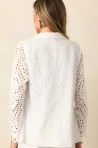 Rückansicht eines weißen Blazers mit Lochstickerei und floraler Stickerei für Damen