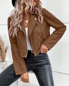 Detaillierte Nahaufnahme einer braunen Damen-Bikerjacke aus Wildlederimitat mit Reißverschluss