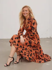 Elegante abito lungo arancione a fiori con scollo a V e vita arricciata da donna.