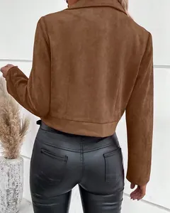 Rückansicht einer schicken braunen Damen-Kurzjacke aus Wildlederimitat mit Kragen.