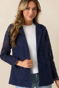 Eleganter dunkelblauer Damen-Blazer mit Lochstickerei und aufwendigen Stickereidetails