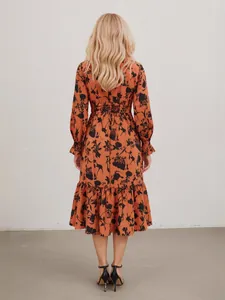 Abito midi elegante a fiori arancioni con vita a punto smock e maniche lunghe da donna