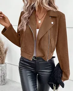 Detailansicht der braunen Damen-Wildlederjacke mit Reißverschluss und Reverskragen