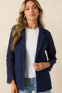 Nahaufnahme des dunkelblauen Damen-Blazers mit Ösen-Stickerei und Hohlstickerei.