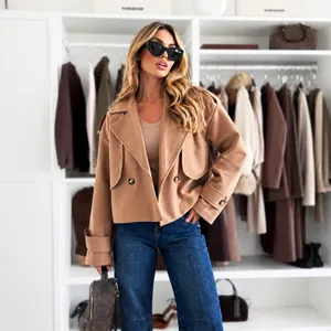 Hochwertige kurze Damen-Wolljacke in Camel mit Revers und dekorativen Pattentaschen