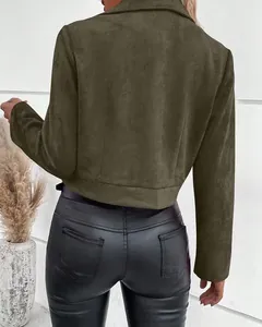 Rückansicht einer olivgrünen Cropped-Wildlederjacke mit hochwertiger Textur und Passform