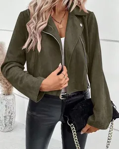 Detailansicht der olivgrünen Kurzjacke aus Wildlederimitat für Damen im herbstlichen Biker-Stil