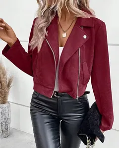 Detailaufnahme einer weinroten Kurzjacke aus Wildlederimitat mit Reißverschluss und Revers.