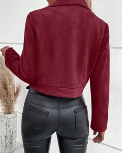 Detailansicht der Rückseite einer weinroten Wildleder-Kurzjacke für Damen im Western-Stil