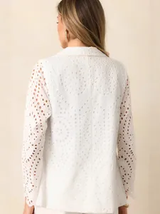 Weiße langärmelige Eyelet-Spitzenjacke für Damen, schmale Passform, elegante Rückenansicht.