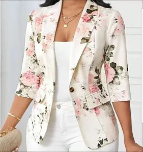 Elegante bloemenblazer voor dames met modieuze driekwart mouwen en slanke pasvorm.