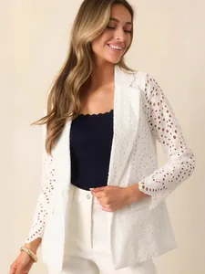 Eleganter weißer Lochstickerei-Blazer für Damen, schmale Passform, neue Frühjahrskollektion