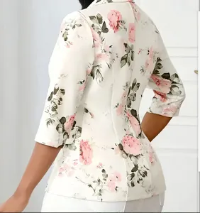 Gedetailleerd achteraanzicht van een stijlvolle damesblazer met roze bloemenprint