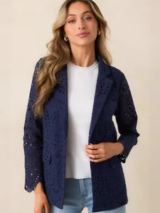 Marineblauer, schmal geschnittener Spitzen-Blazer mit Revers und dekorativen Taschen