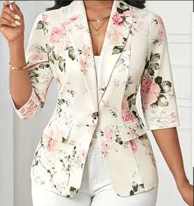 Gedetailleerde weergave van een damesblazer met bloemenprint, 3/4-mouwen en roze bloemen.