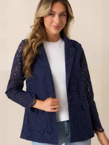 Eleganter dunkelblauer Damen-Blazer mit Lochstickerei, Einknopf-Verschluss und Ziertaschen