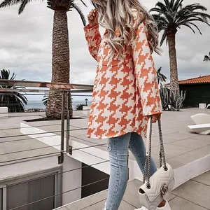 Elegante cappotto in lana a maniche lunghe con motivo pied de poule arancione e bianco