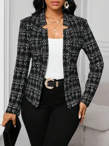 Nahaufnahme eines schwarz-weiß gitter gemusterten Blazers mit modischem Ausschnitt Detail