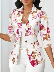 Elegante witte blazer voor dames met levendige roze bloemenprint en 3/4 mouwen detail.