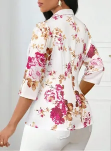 Achteraanzicht van een getailleerde damesblazer met bloemenprint, 3/4-mouwen en rozen