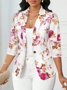 Elegant detail van een witte damesblazer met bloemenprint en stijlvolle 3/4 mouwen