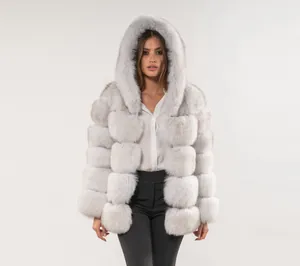 Vooraanzicht van een stijlvolle witte faux-bontjas met capuchon en blokpatroontextuur.