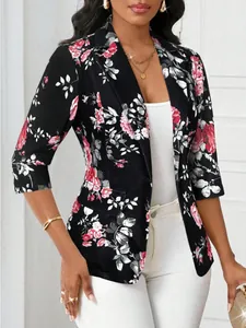 Detail van een zwarte damesblazer met bloemenprint, driekwart mouwen en rozen