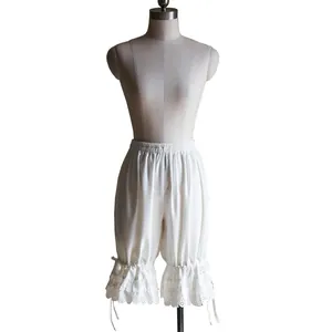 Short bouffant vintage en dentelle blanche avec nœuds romantiques sur mannequin