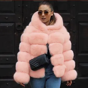 Detail van een stijlvolle roze imitatiebontjas met capuchon gedragen door een fotomodel.