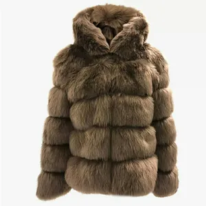 Gedetailleerd overzicht van de dikke bruine imitatiebonttextuur op een winterjas