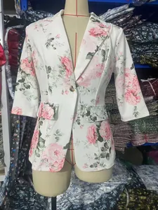 Gedetailleerd overzicht van witte damesblazer met 3/4 mouwen en roze rozen bloemenprint