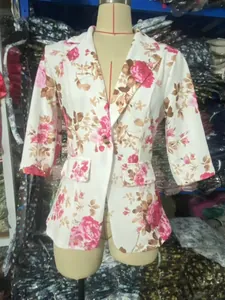 Volledig zicht op een damesblazer met bloemenprint en 3/4-mouwen op een professionele paspop